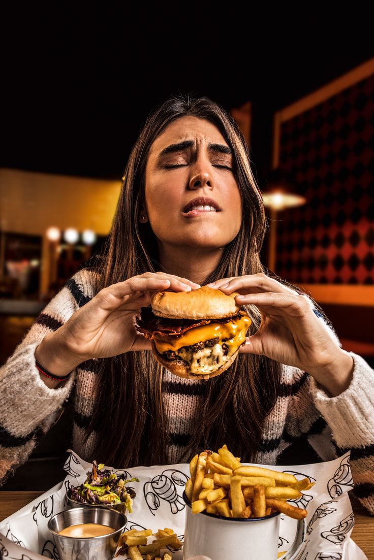 Disfrutando una burger