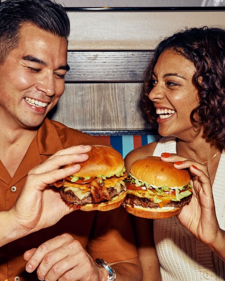 Mc Dowell's — clientes disfrutando burgers