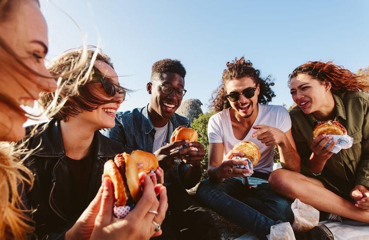 Mc Dowell's — amigos comiendo al aire libre